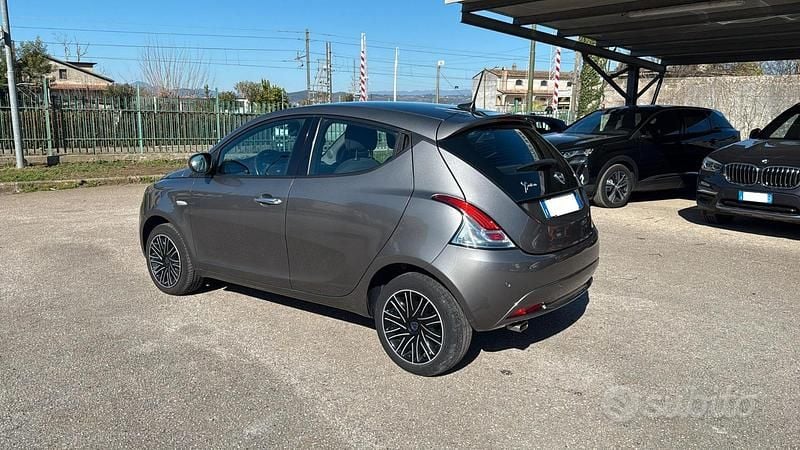 Usata Lancia Ypsilon Gold 70 CV (51 kW) 2022 Gray Utilitaria