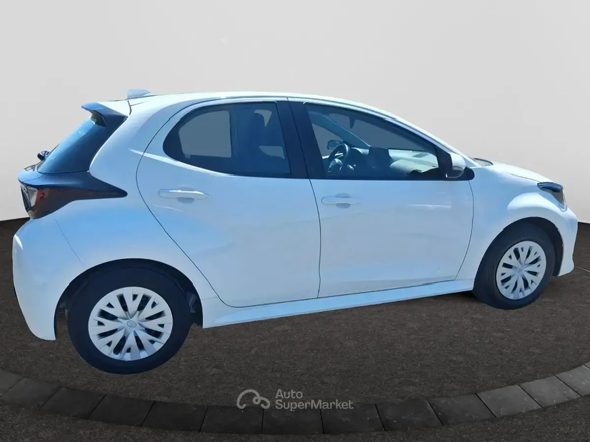 Usata Toyota Yaris Hybrid Active 92 CV (67 kW) 2024 Bianco Berlina