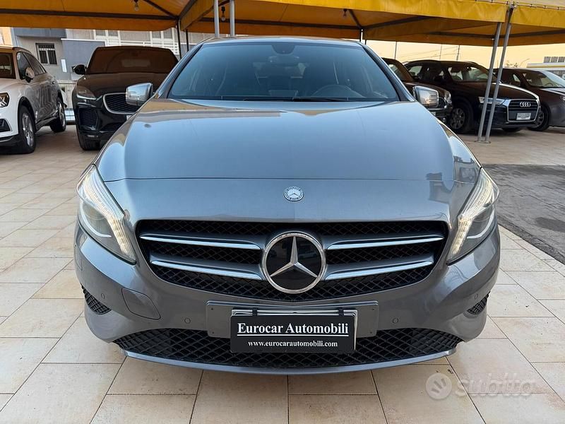 Grigio Usata 2015 Mercedes A180 Executive Tre volumi | 11.990 € (Buon prezzo) - Immagine 1/4