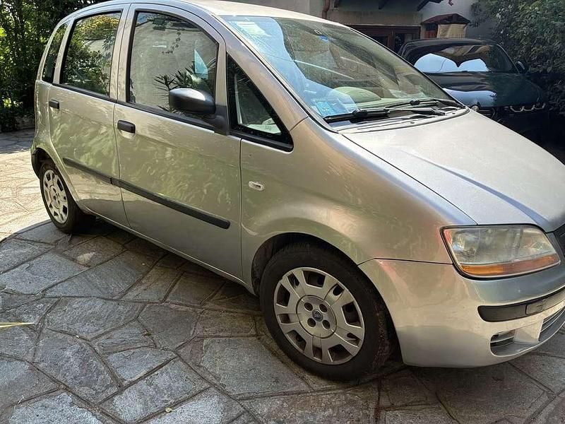 Käytetty Fiat Idea Emotion 70 HP (51 kW) 2005 Harmaa Tila-auto