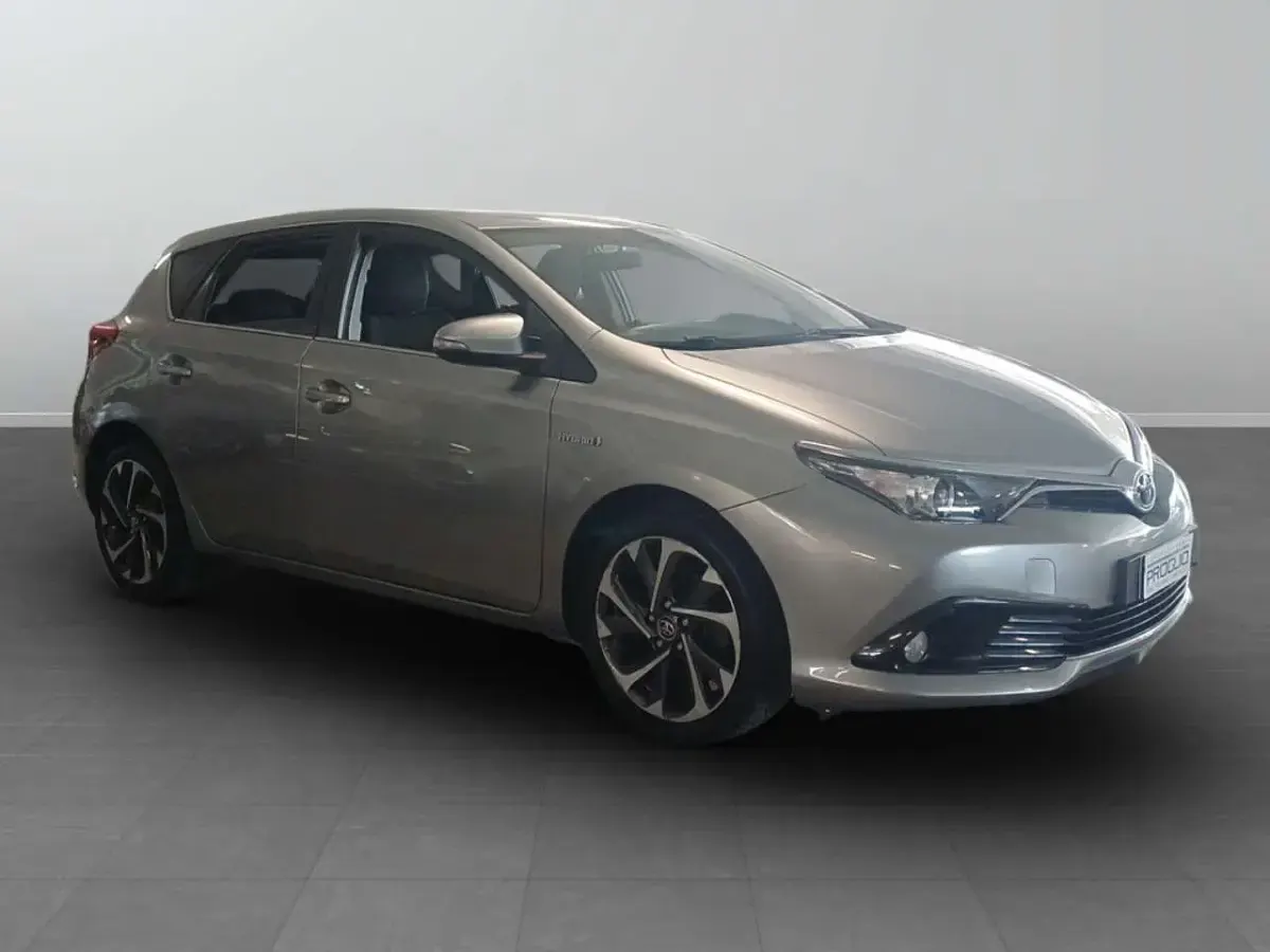 Usata Toyota Auris Hybrid Business Edition 99 CV (72 kW) 2016 2c grigio business metallizzat Berlina