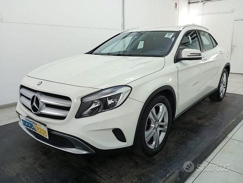 Usata Mercedes GLA200 136 CV (100 kW) 2015 Bianco metallizzato SUV