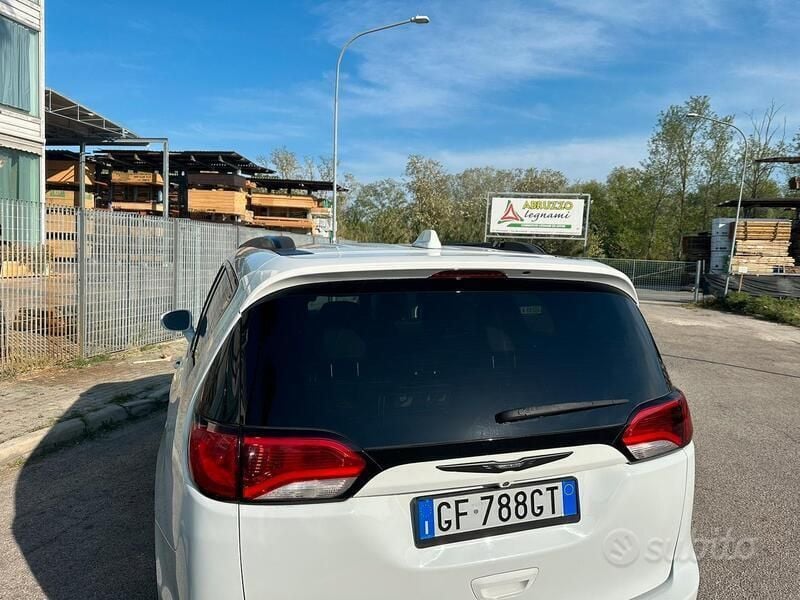 Usata Chrysler Pacifica 291 CV (214 kW) 2018 Bianco SUV