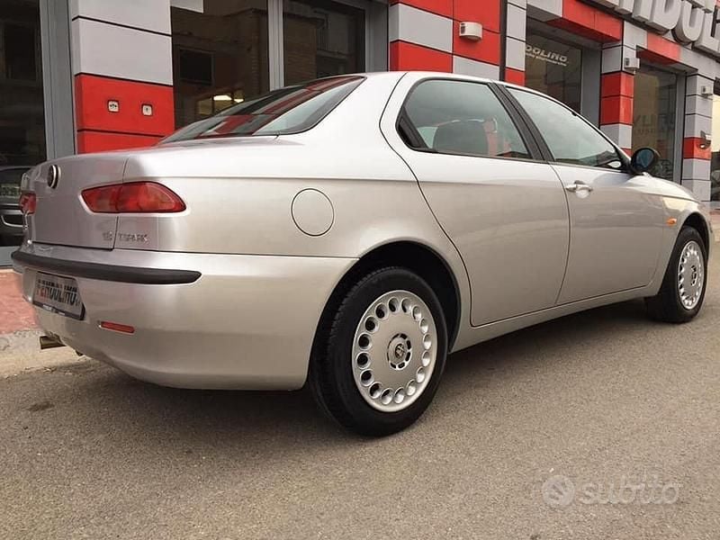 Begagnad Alfa Romeo 156 144 HK (105 kW) 1998 Grå Sedan
