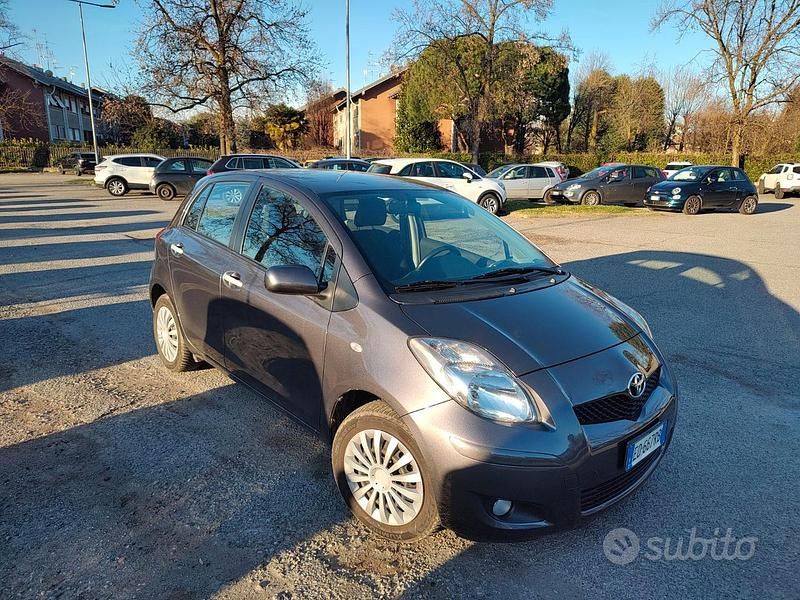 Usata Toyota Yaris 69 CV (50 kW) 2010 Grigio Utilitaria