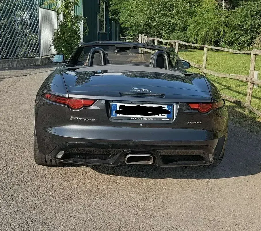 Usata Jaguar F-Type R-Dynamic 300 CV (220 kW) 2018 Grigio Cabrio