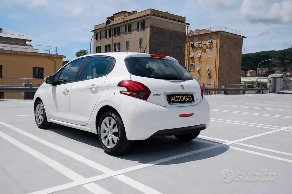 Usata Peugeot 208 Active 102 CV (75 kW) 2019 Bianco Utilitaria