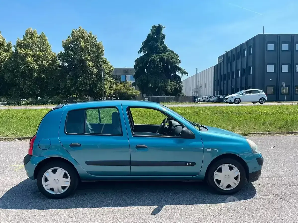 Usata Renault Clio II 58 CV (42 kW) 2004 Blu Berlina