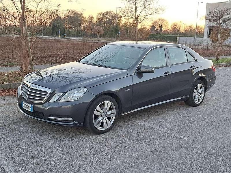 Blu Usata 2012 Mercedes E220 Tre volumi | 12.900 € (Ottimo prezzo) - Immagine 1/4