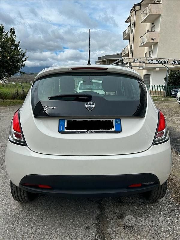 Usata Lancia Ypsilon Silver 85 CV (62 kW) 2014 Bianco Utilitaria