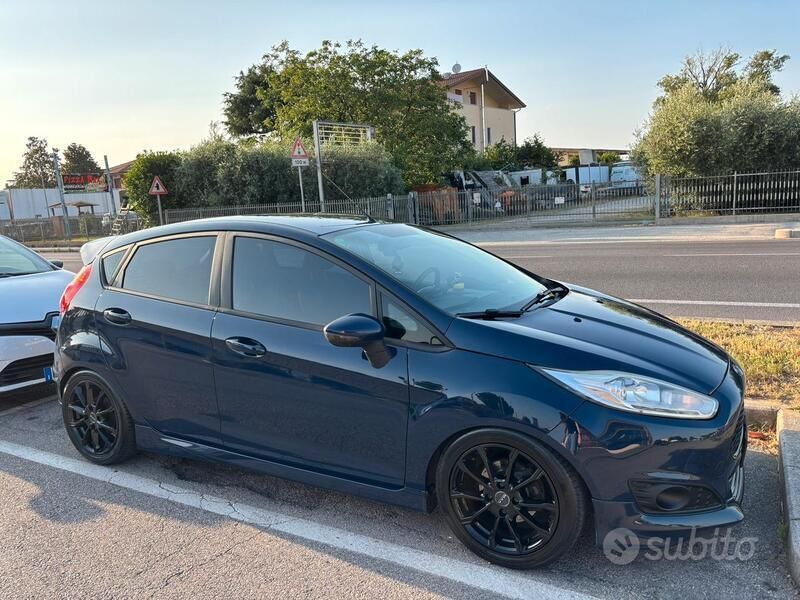 Usata Ford Fiesta Business Edition 75 CV (55 kW) 2015 Blu Utilitaria