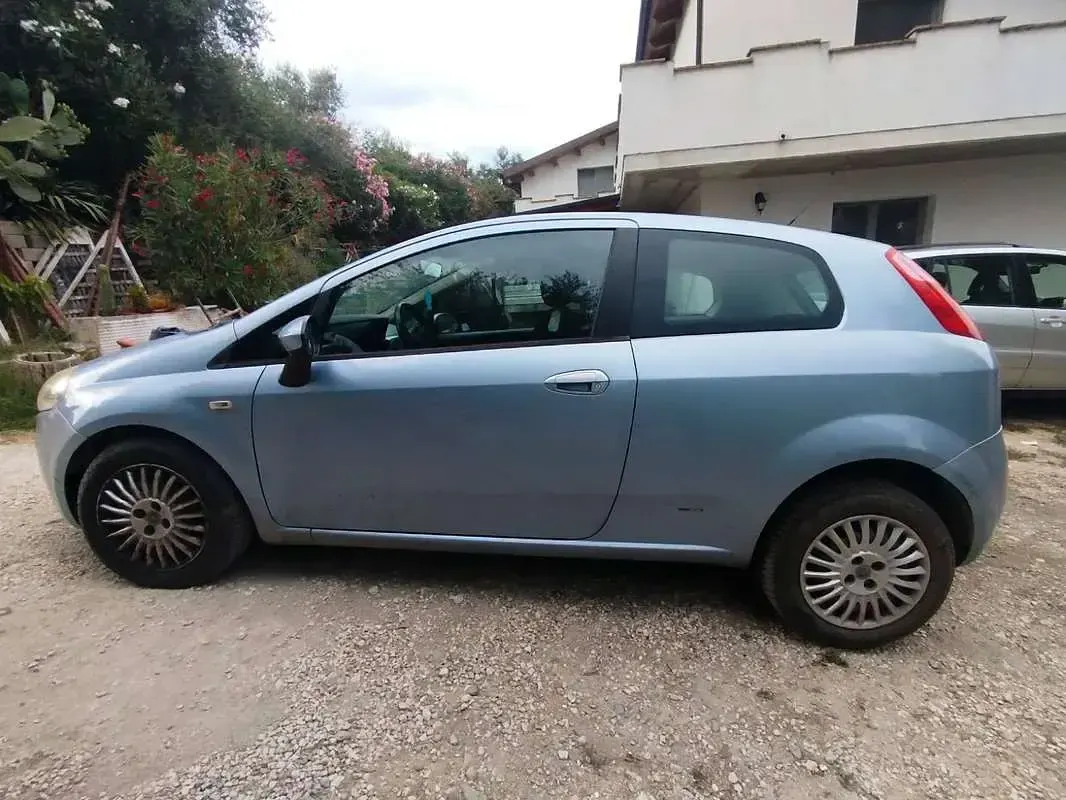 Usata Fiat Grande Punto Active 65 CV (47 kW) 2006 Blu/azzurro Utilitaria