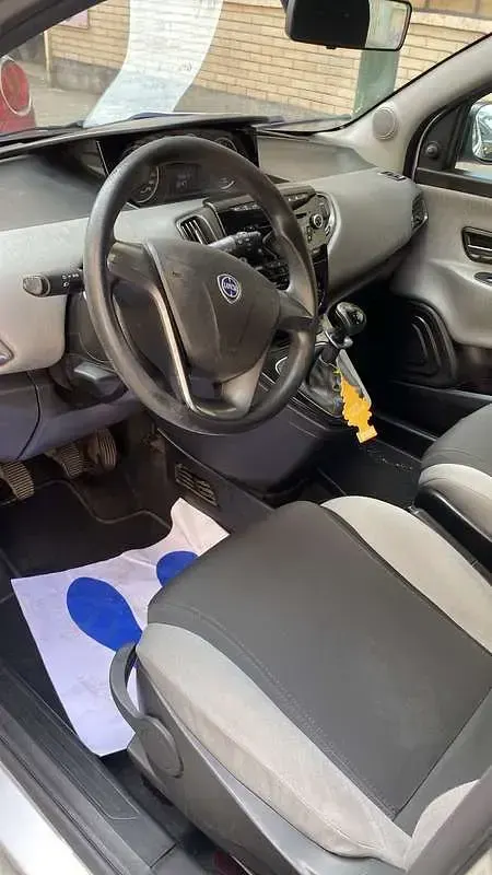 Usata Lancia Ypsilon Silver 69 CV (50 kW) 2012 Grigio Utilitaria