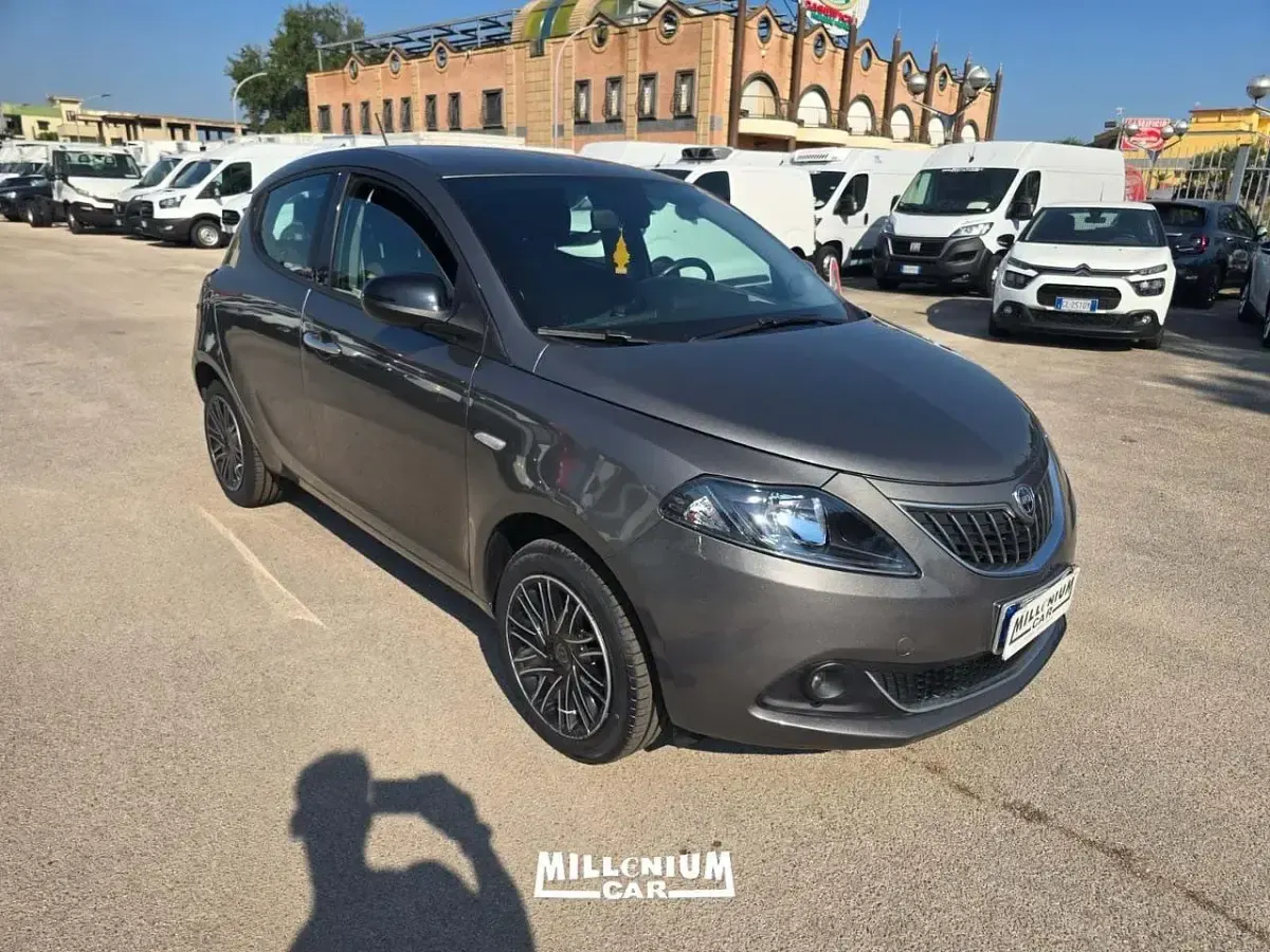 Usata Lancia Ypsilon Gold 69 CV (50 kW) 2022 Grigio Utilitaria