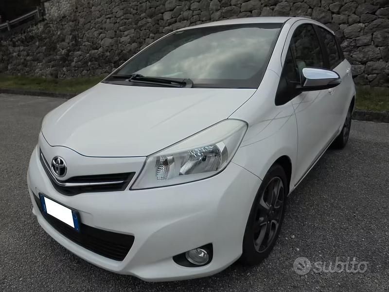 Usata Toyota Yaris Lounge 90 CV (66 kW) 2014 Bianco Utilitaria