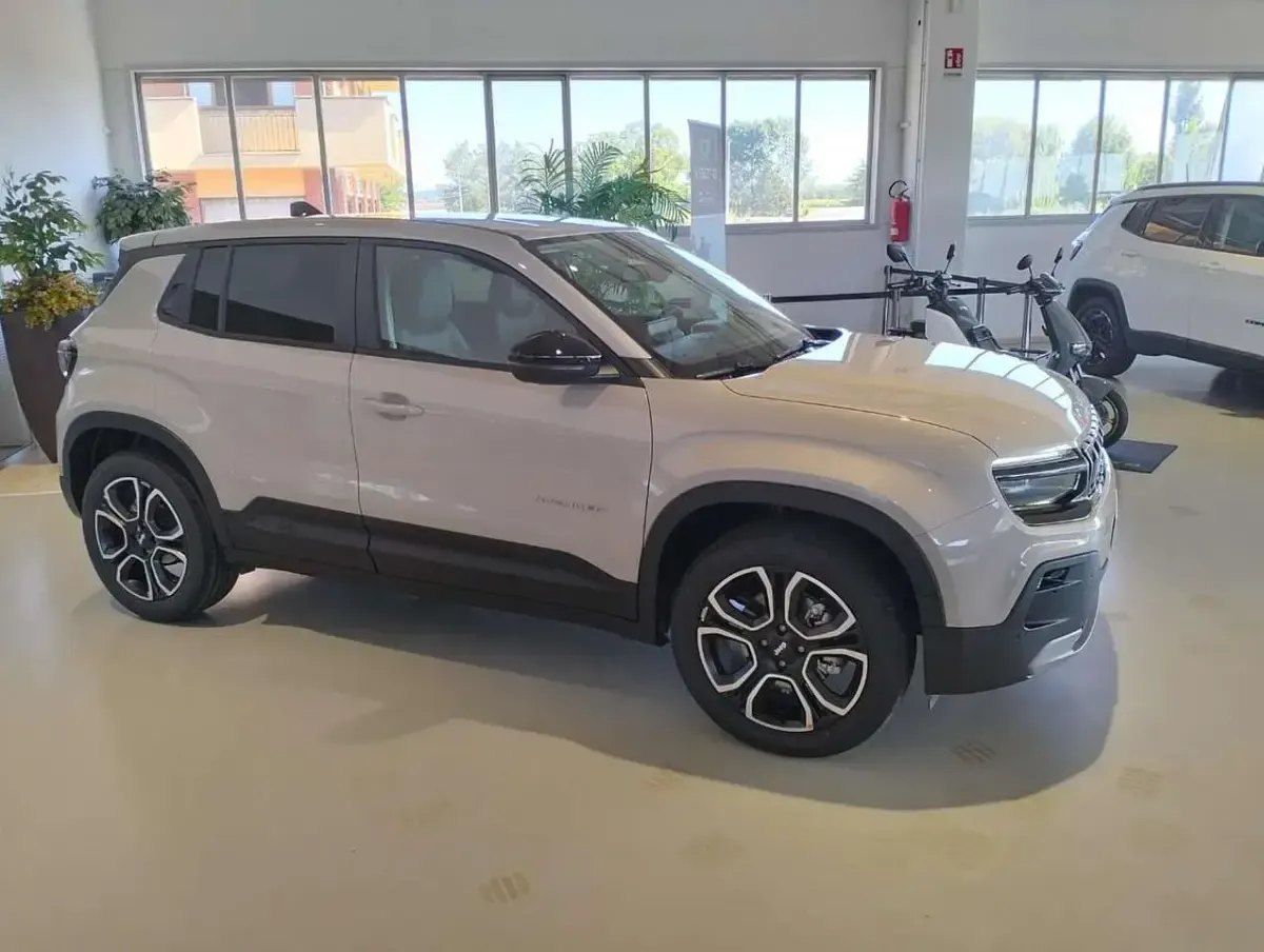 Nuova Jeep Avenger Summit 101 CV (74 kW) 2025 Grigio SUV
