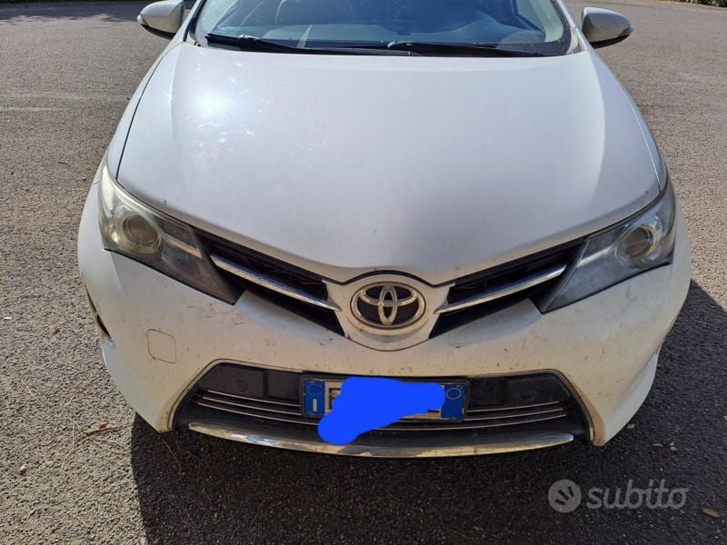Usata Toyota Auris 126 CV (92 kW) 2013 Bianco Berlina