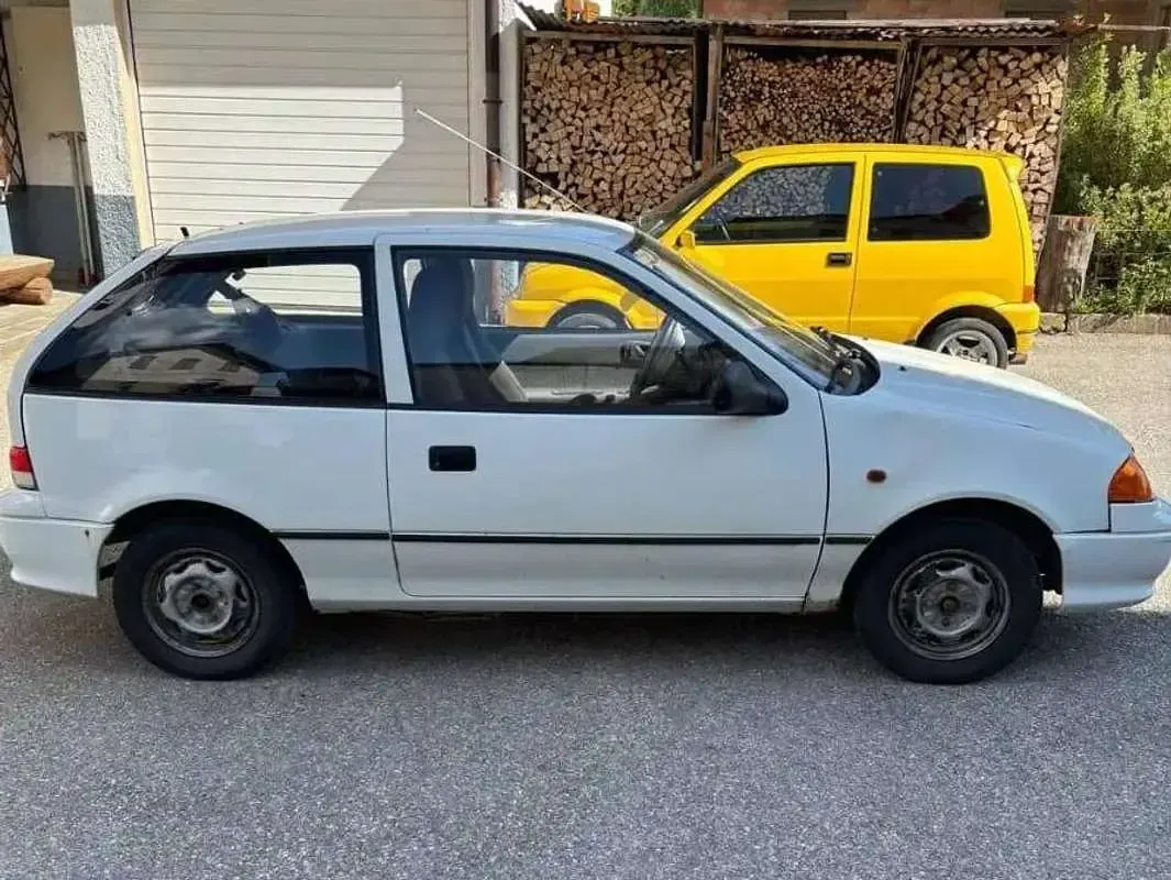 Usata Subaru Justy 84 CV (61 kW) 2001 Bianco Utilitaria