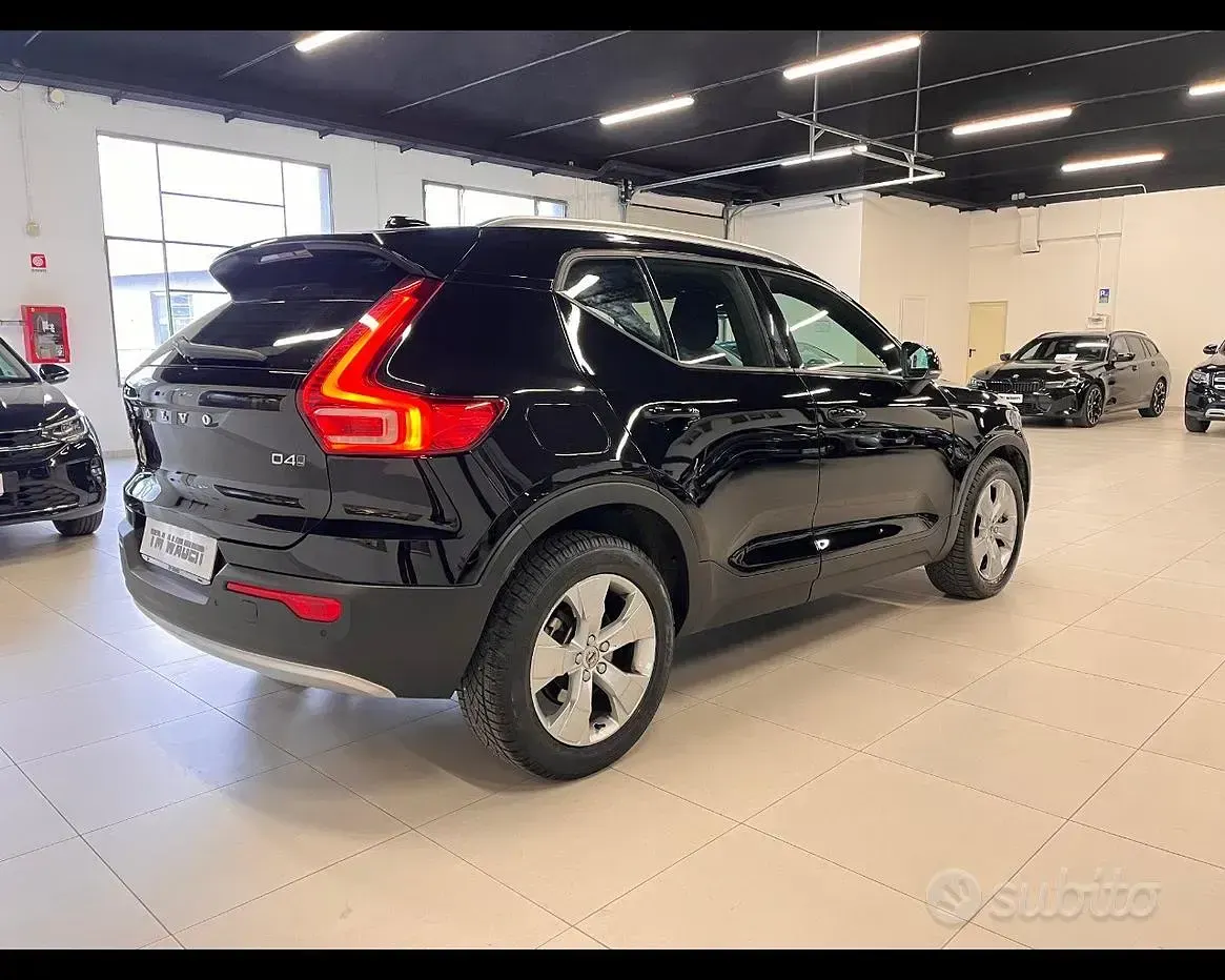 Usata Volvo XC40 Momentum 190 CV (139 kW) 2020 Nero SUV