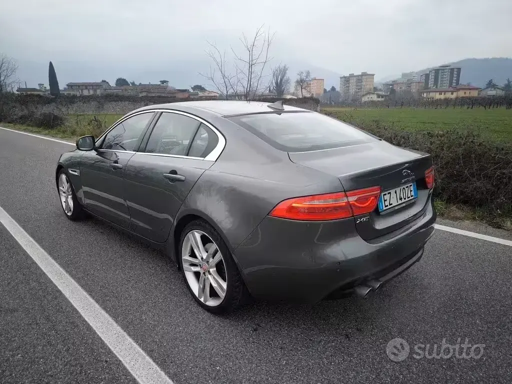 Usata Jaguar XE Portfolio 180 CV (132 kW) 2015 Grigio Berlina
