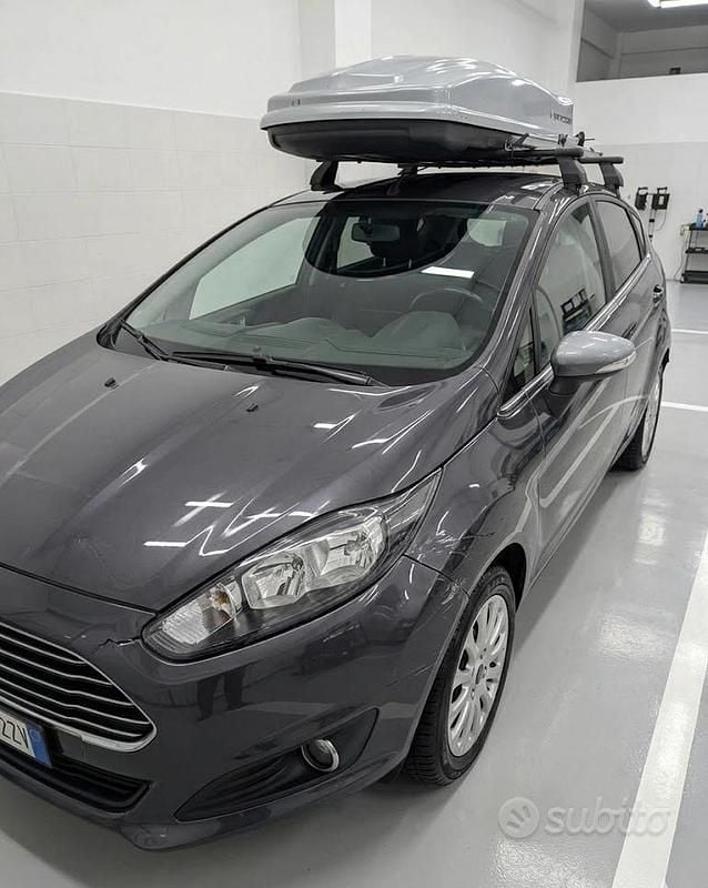 Usata Ford Fiesta 75 CV (55 kW) 2013 Grigio Utilitaria