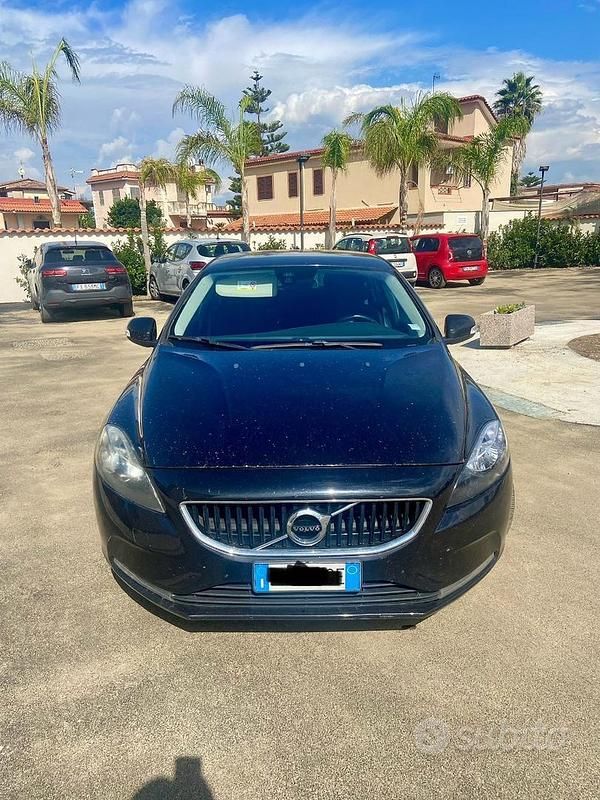 Usata Volvo V40 120 CV (88 kW) 2017 Nero Station wagon