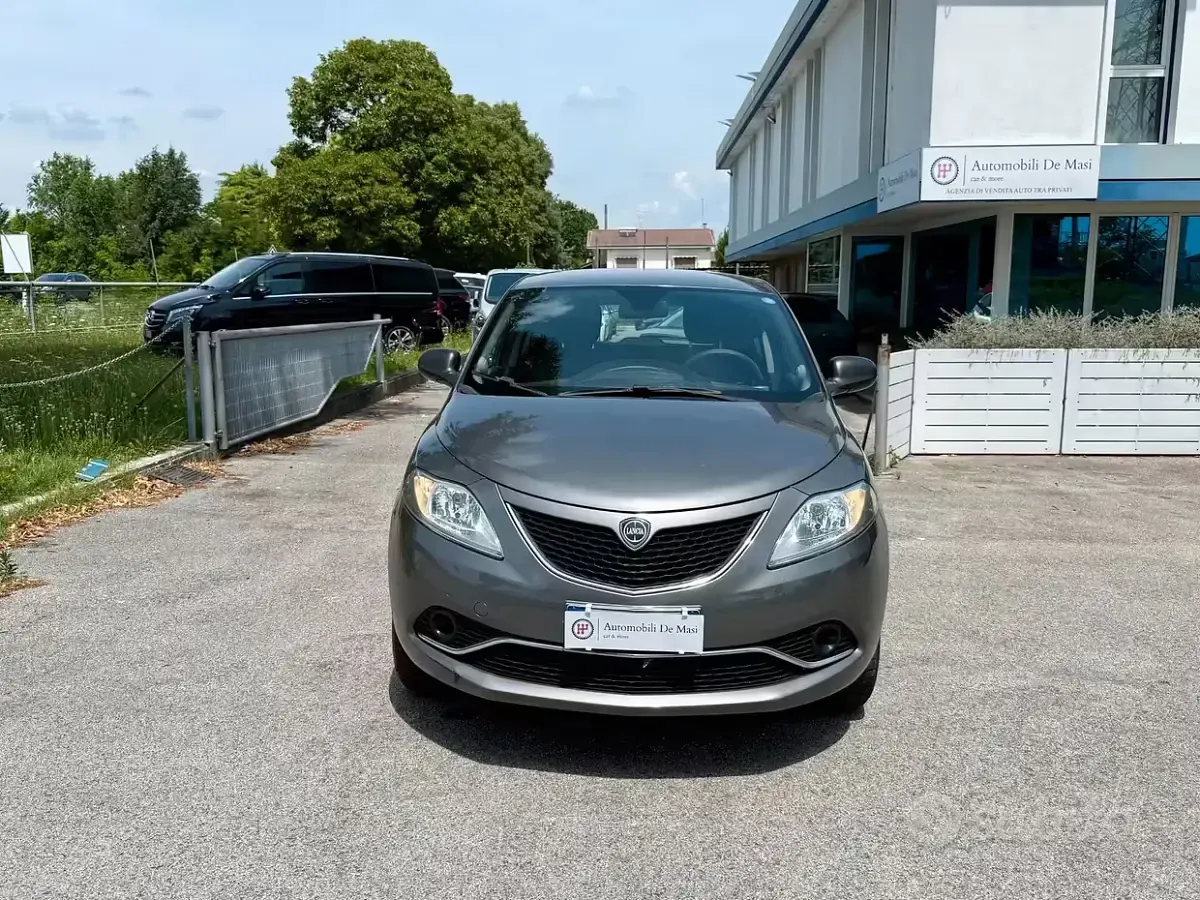 Usata Lancia Ypsilon 86 CV (63 kW) 2016 Grigio Utilitaria