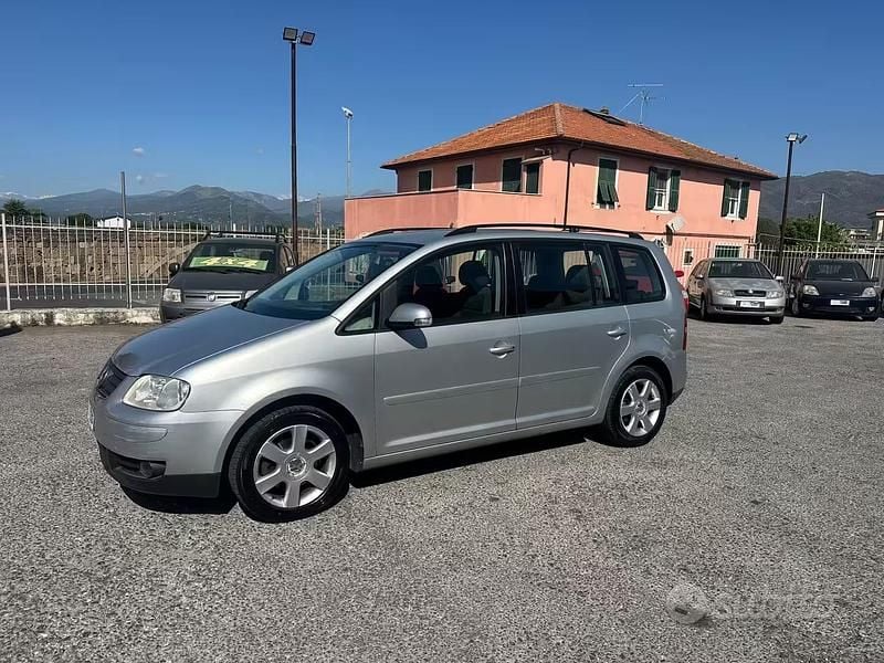 Käytetty VW Touran Conceptline 105 HP (77 kW) 2006 Harmaa Tila-auto