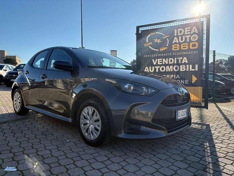 Grigio Usata 2022 Toyota Yaris Active Tre volumi | 11.900 € (Ottimo prezzo) - Immagine 1/4