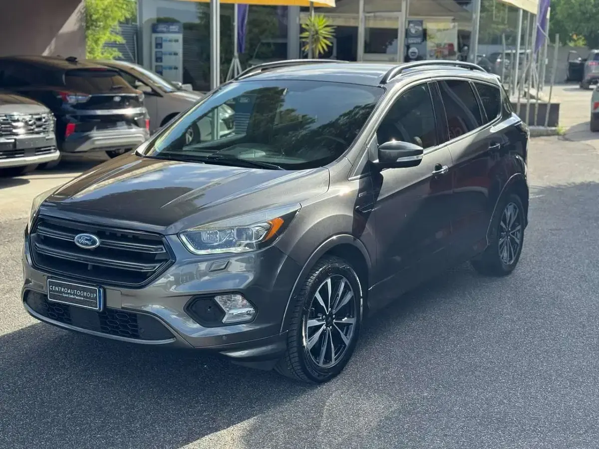 Usata Ford Kuga ST-Line 120 CV (88 kW) 2018 Magnetic grey SUV