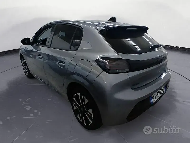 Usata Peugeot 208 Allure 101 CV (74 kW) 2025 Grigio Utilitaria