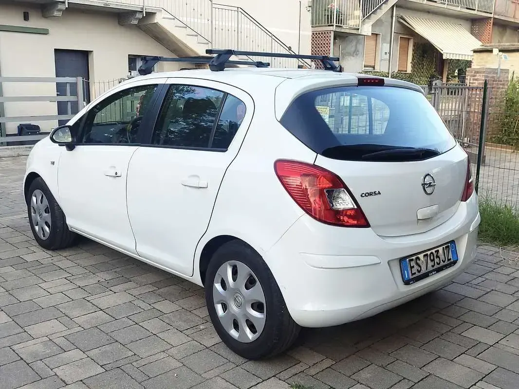 Usata Opel Corsa Edition 65 CV (47 kW) 2013 Bianco Utilitaria