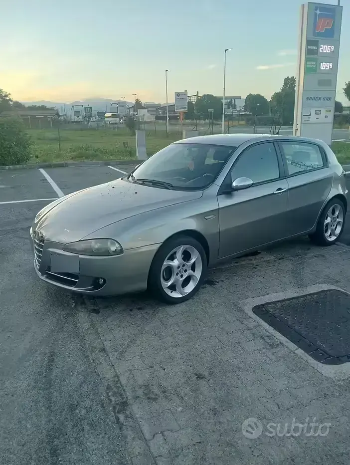 Usata Alfa Romeo 147 120 CV (88 kW) 2008 Grigio Utilitaria