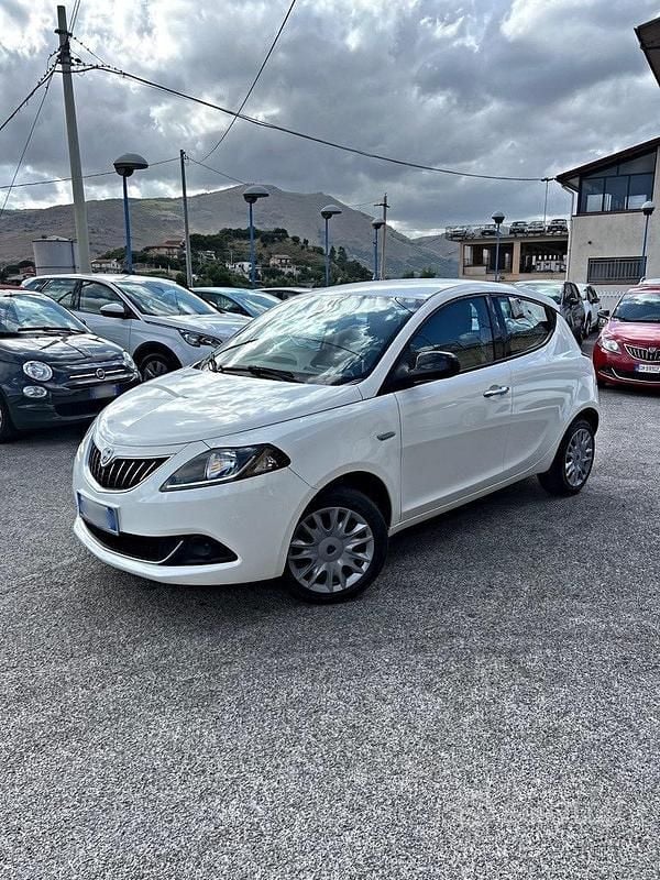 Usata Lancia Ypsilon 70 CV (51 kW) 2022 Bianco Utilitaria