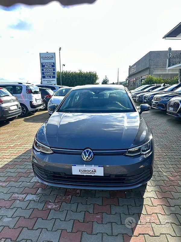 Usata VW Golf VIII Life 116 CV (85 kW) 2024 Grigio Berlina