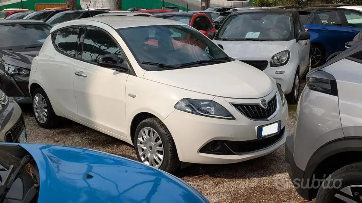 Usata Lancia Ypsilon 69 CV (50 kW) 2022 Grigio Utilitaria