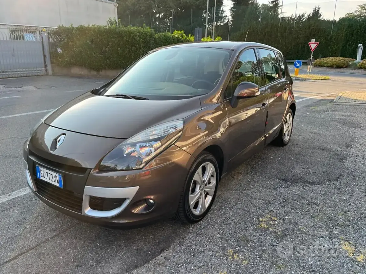Usata Renault Scénic XMOD 110 CV (80 kW) 2010 Marrone Monovolume