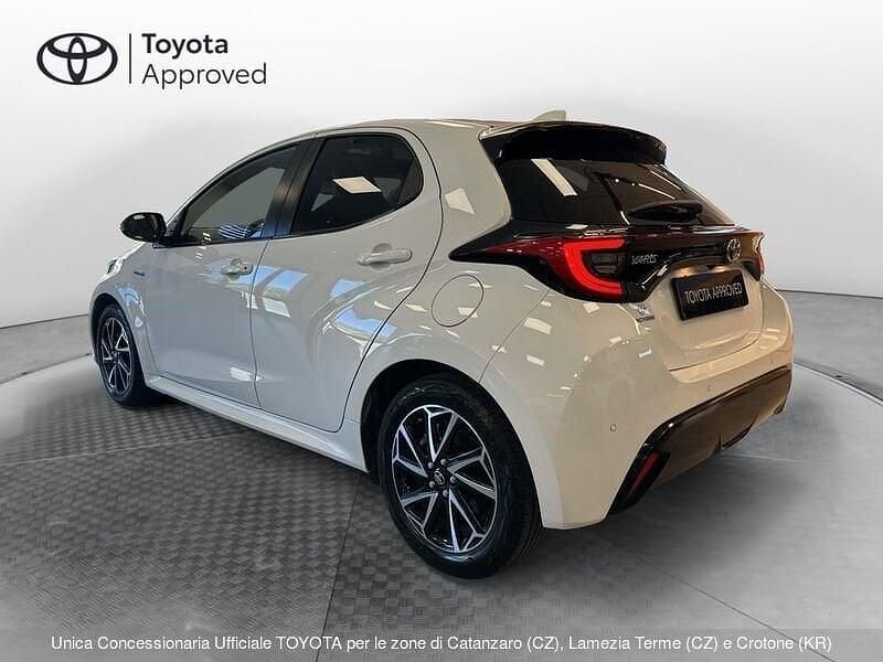 Usata Toyota Yaris Hybrid Lounge 115 CV (84 kW) 2021 Bianco Utilitaria