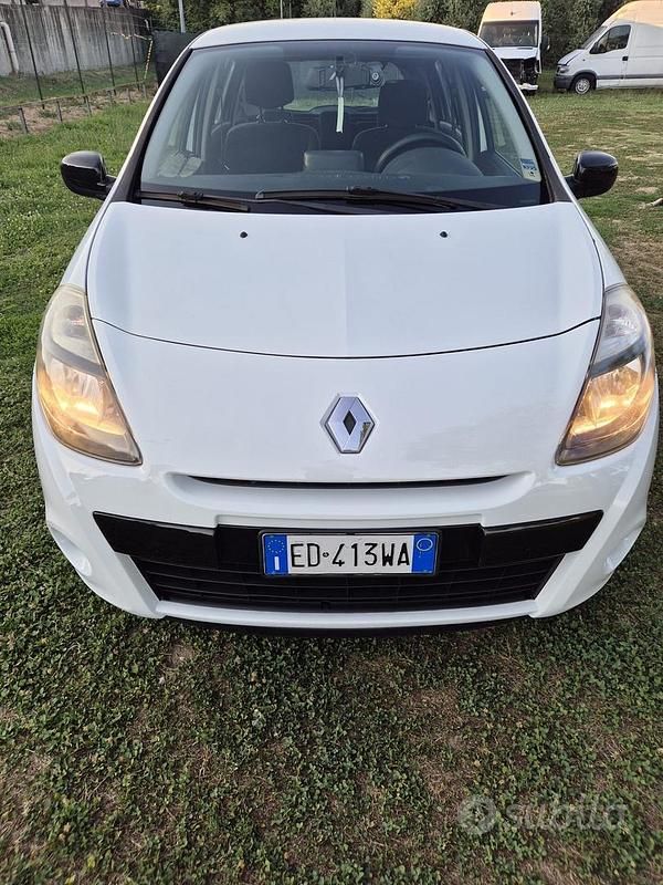 Bianco Usata 2010 Renault Clio II Tre volumi | 2900 € (Ottimo prezzo) - Immagine 1/4