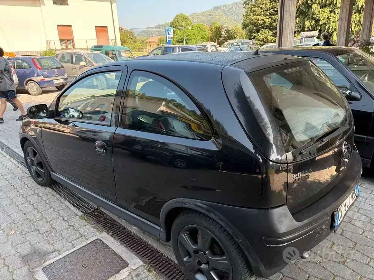 Usata Opel Corsa 69 CV (50 kW) 2004 Nero Utilitaria