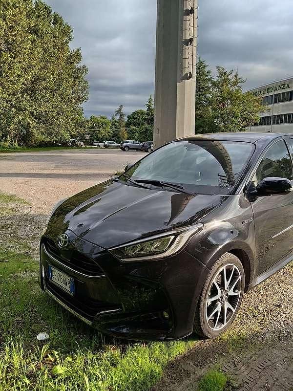 Usata Toyota Yaris Hybrid Lounge 92 CV (67 kW) 2021 Nero Berlina