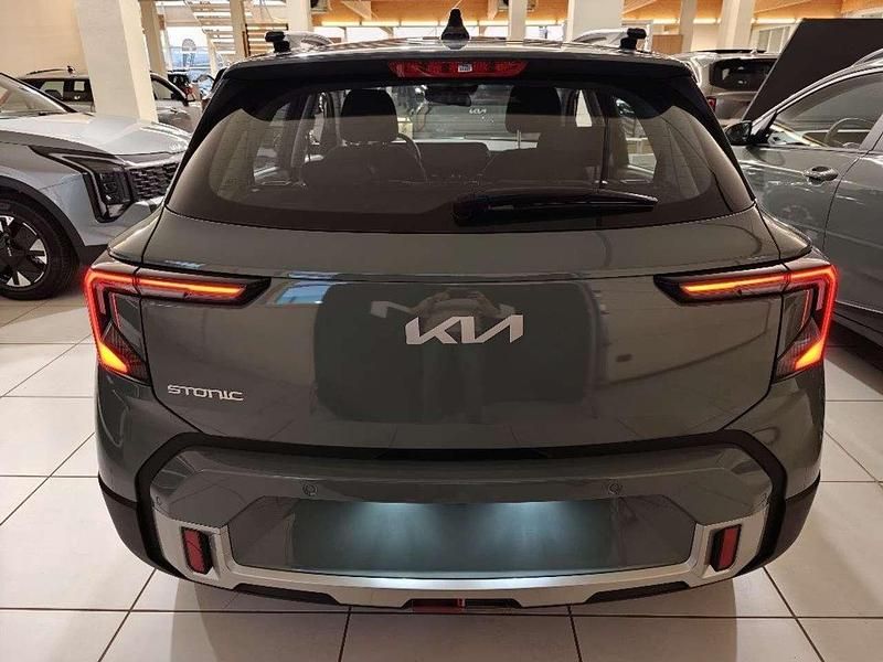 Nuova Kia Stonic Urban 101 CV (74 kW) 2025 Verde pastello SUV