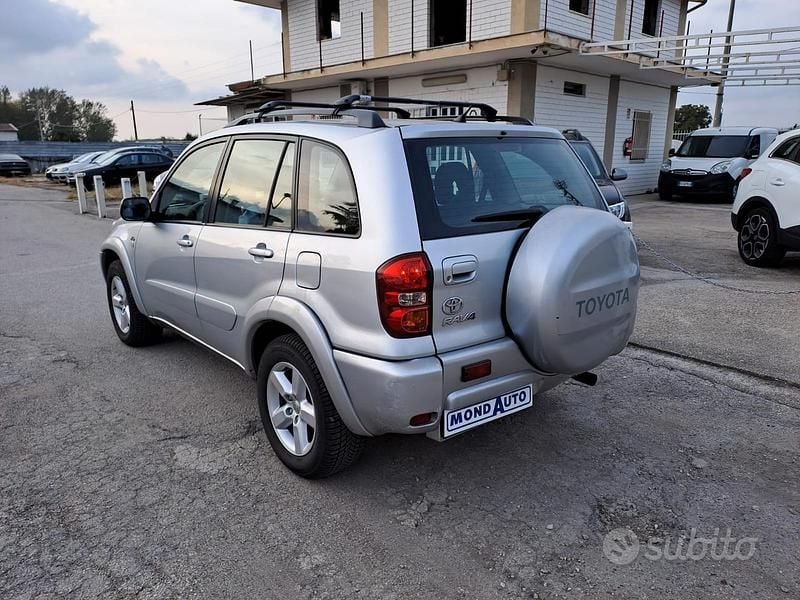 Grigio Usata 2005 Toyota RAV4 Tre volumi | 6700 € - Immagine 1/4