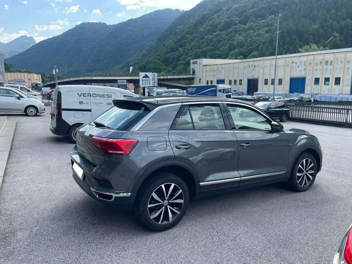 Usata VW T-Roc Style 116 CV (85 kW) 2018 Tetto nero SUV
