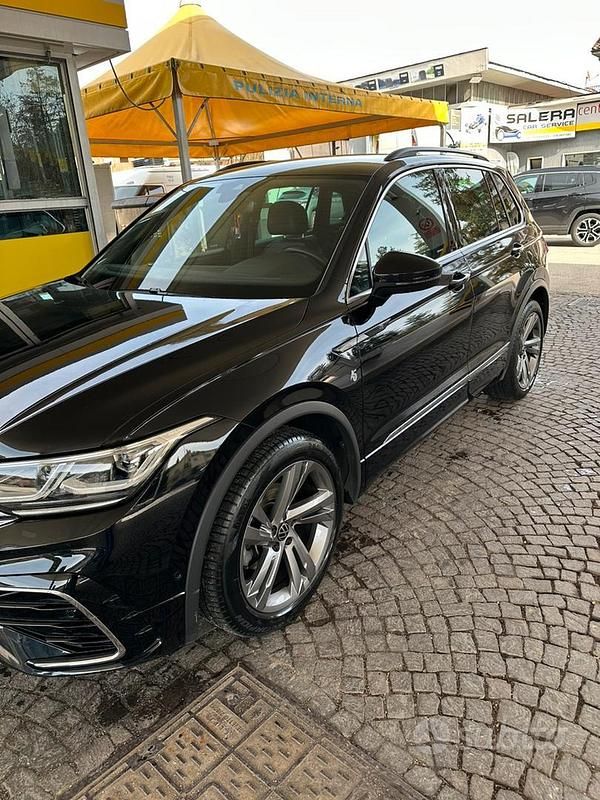 Usata VW Tiguan R-line 150 CV (110 kW) 2023 Nero SUV