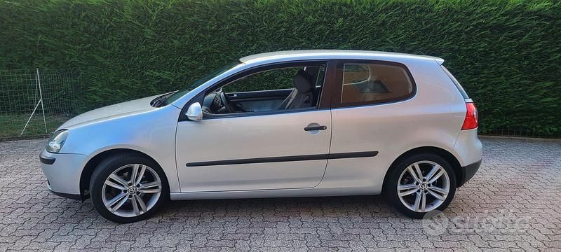 Usata VW Golf V 140 CV (102 kW) 2005 Grigio Utilitaria