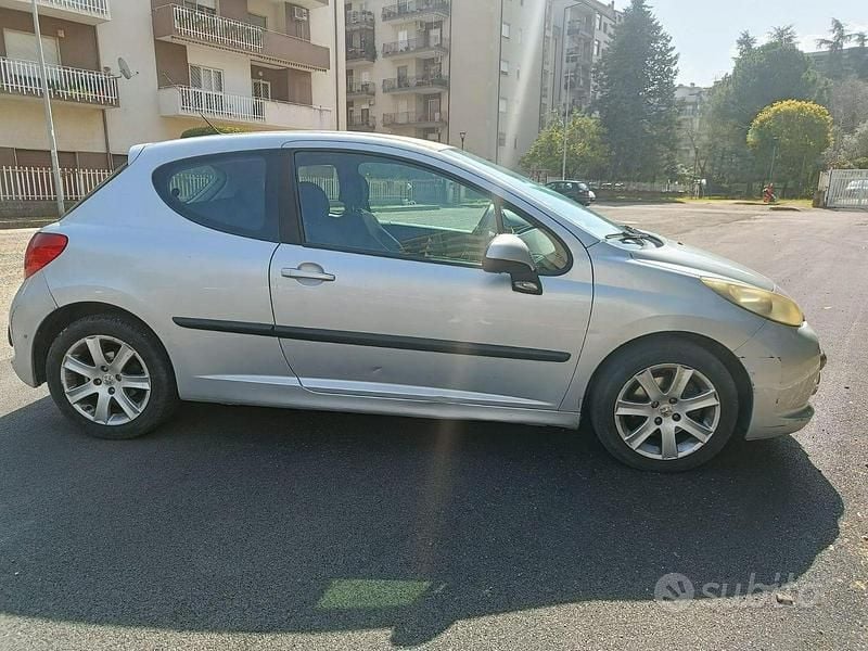 Begagnad Peugeot 207 90 HK (66 kW) 2006 Grå Sportkupé