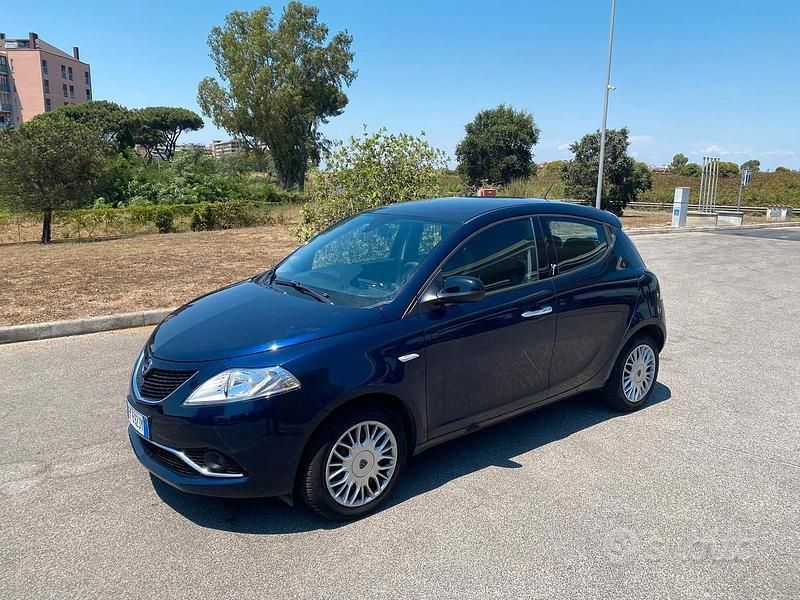 Usata Lancia Ypsilon Platinum 69 CV (50 kW) 2017 Blu Utilitaria