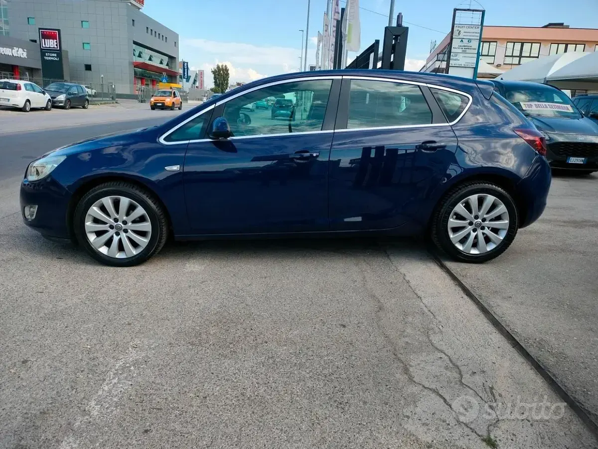 Usata Opel Astra Cosmo 140 CV (102 kW) 2010 Blu Berlina