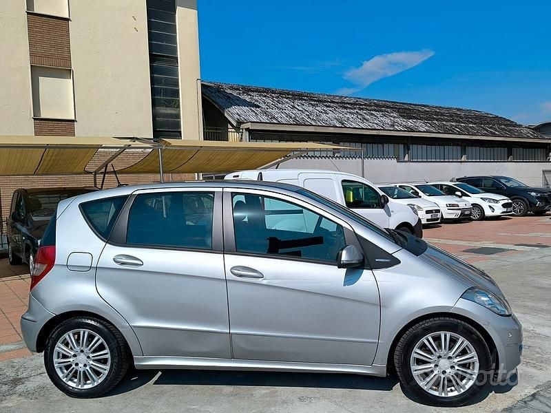 Usata Mercedes A180 Avantgarde 108 CV (79 kW) 2010 Grigio Berlina